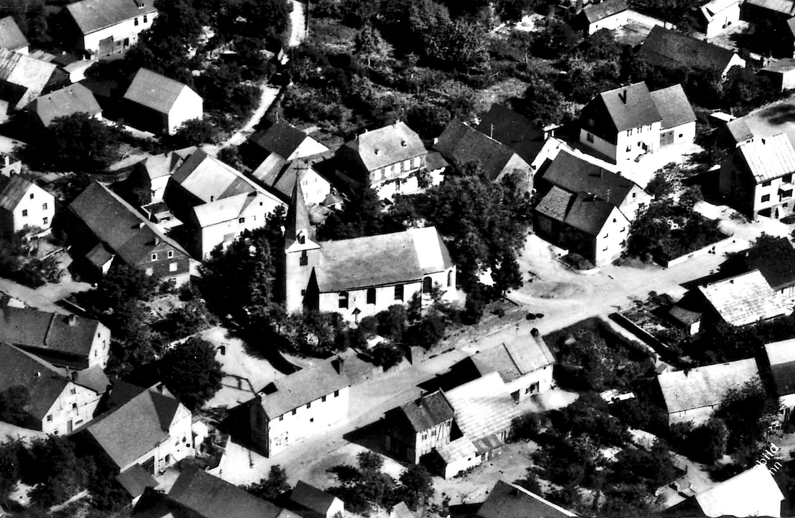 Luftaufnahme von Faid mit der Pfarrkirche um 1960