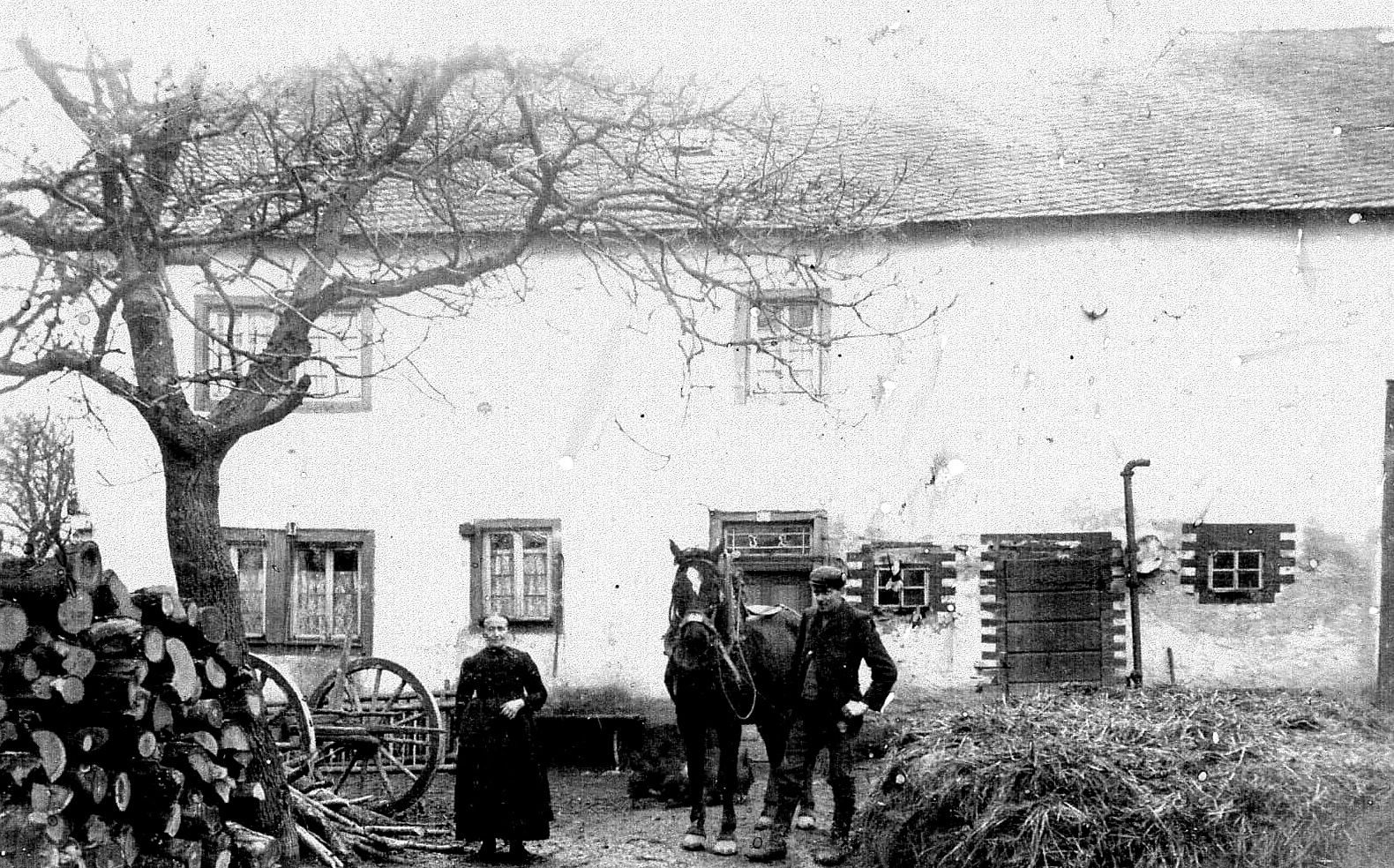Historische Aufnahme von Bart Hannes mit Pferd und Bewohnern in Faid, um 1890