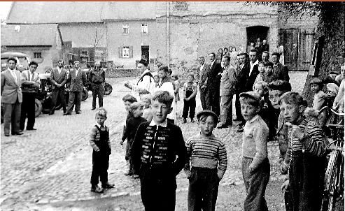 Dorfstraße in Faid mit Bewohnern und Kindern am 1. Mai 1959